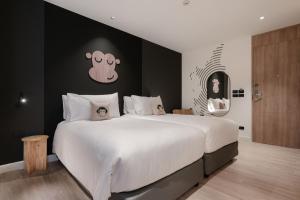 Voodi või voodid majutusasutuse Blu Monkey Hub and Hotel Laguna, Bangtao Phuket toas