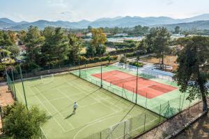 Tenis a/nebo squash v ubytování MClub Budoni nebo okolí