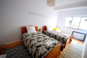 リスボンにあるSombrero Apartment Graçaのベッドルーム1室(ベッド2台付)、