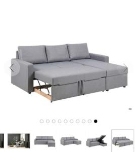 Un sofá gris con estructura de madera y una mesa. en Cozy apartment close to city, en Hjorten 1 foto más