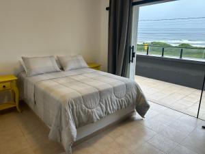 Ένα ή περισσότερα κρεβάτια σε δωμάτιο στο Casa Beira Mar