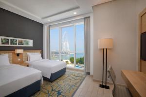Tempat tidur dalam kamar di DoubleTree by Hilton Dubai Jumeirah Beach