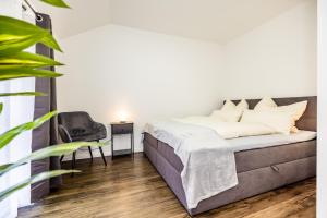 a bedroom with a bed and a table and a chair at FEEL - Comfort Haus Münsterblick - Nahe Münster in Senden