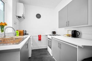 Η κουζίνα ή μικρή κουζίνα στο Modern 3 Bedroom House - Parking - Garden - Excellent Location - Top Rated - 181A