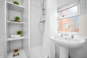 Ένα μπάνιο στο Modern 3 Bedroom House - Parking - Garden - Excellent Location - Top Rated - 181A