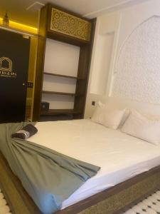 Postel nebo postele na pokoji v ubytování RIAD KS & SPA