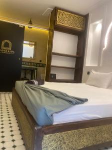 Postel nebo postele na pokoji v ubytování RIAD KS & SPA
