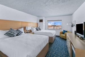 una habitación de hotel con dos camas y un televisor de pantalla plana en Mulberry, a Wyndham Hotel, en Vicksburg 59 fotos más