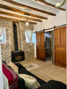 a living room with a couch and a fireplace at El Mirador de Benialfaqui, apartamento Els Olivers in Benialfaquí