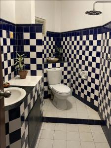 baño con pared a cuadros en blanco y negro en Blue Swan Inn, en Unawatuna