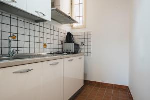 Kuchyň nebo kuchyňský kout v ubytování Dal Commediante Apartment and Room