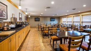 a restaurant with tables and chairs and a bar at Best Western Plus Country Meadows Inn in Aldergrove