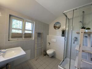 Koupelna v ubytování Feriendorf Rugana - Komfortplus Ferienwohnung mit 1 Schlafzimmer A13 + 5 fotografií