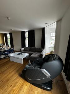 una sala de estar con un sofá y una mesa en Hamburg Hafen Wohnung, en Hamburgo
