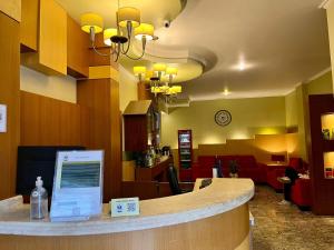 a bar in a waiting room with a computer on a counter at Hotel Dom Leopoldo in São Mateus do Sul