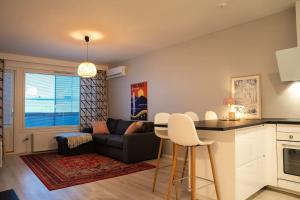 Una cocina y una sala de estar con un sofá y una mesa. en Polar Night Shelter, en Rovaniemi