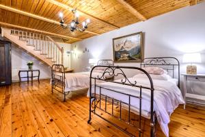 sypialnia z 2 żelaznymi łóżkami i schodami w obiekcie Hanna House w Świeradowie Zdroju +37 zdjęć