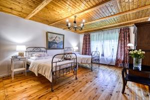 sypialnia z dwoma łóżkami i drewnianym sufitem w obiekcie Hanna House w Świeradowie Zdroju