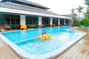 Bazén v ubytování Salakphet Resort nebo v jeho okolí