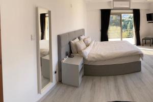 Ένα ή περισσότερα κρεβάτια σε δωμάτιο στο Luxurious 4 Bedroom villa with magnificent views +46 φωτογραφίες
