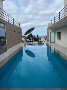 Πισίνα στο ή κοντά στο Luxurious 4 Bedroom villa with magnificent views