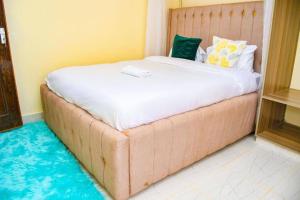 Postel nebo postele na pokoji v ubytování Raven Suites