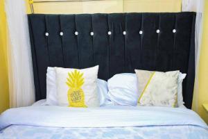 Postel nebo postele na pokoji v ubytování Raven Suites