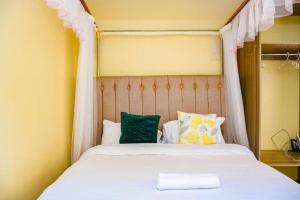 Postel nebo postele na pokoji v ubytování Raven Suites