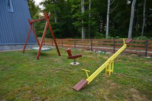due attrezzature da parco giochi sedute nell'erba vicino a una recinzione di Gočki Raj a Goč Altre 14 foto
