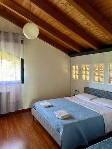 Un dormitorio con una cama grande con una manta azul. en BikeBnB, en Mira