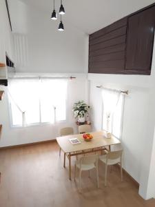 una sala da pranzo con tavolo e alcune sedie di Living Room Udonthani a Udon Thani