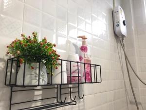 un bagno con mensola, set di cortesia e pianta di Living Room Udonthani a Udon Thani Altre 19 foto