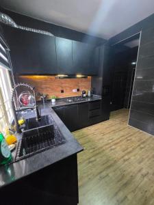 Kuchyň nebo kuchyňský kout v ubytování The Blcksite - 3 bedroom apartments in Wuse