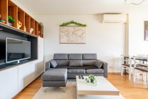 a living room with a couch and a table at Chez Virgil - Terrasse vue dégagée, parking privé in Ernolsheim-Bruche