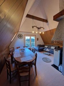 un salon avec une table et un canapé dans l'établissement Chalet à la Montagne, à Sainte-Marie-de-Campan