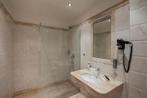 Koupelna v ubytování Little King Hotel U Malvaze