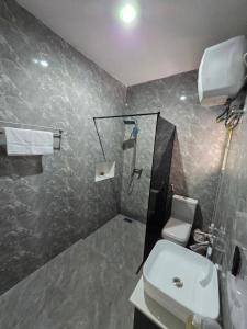 Koupelna v ubytování The Blcksite - 3 bedroom apartments in Wuse