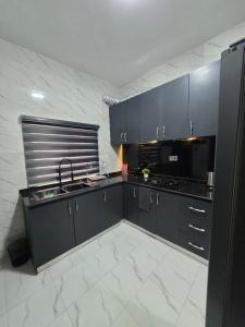 Kuchyň nebo kuchyňský kout v ubytování The Blcksite - 3 bedroom apartments in Wuse