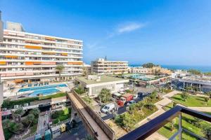 z góry widok na miasto z dużym budynkiem w obiekcie Vivendos - TR16 - Nogalera w mieście Torremolinos