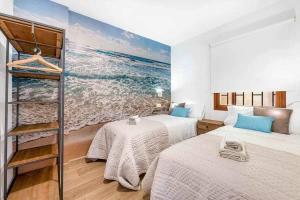 sypialnia z 2 łóżkami i obrazem oceanu w obiekcie Vivendos - TR16 - Nogalera w mieście Torremolinos