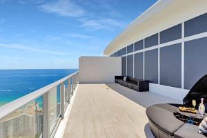 Balkón nebo terasa v ubytování Luxury Penthouse -Awesome Views-Pools - Free Parking