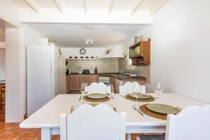 Un comedor blanco con una mesa y sillas blancas. en Luxury House Tiati, en Tías