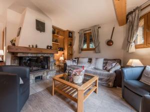 a living room with a couch and a fireplace at Duplex spacieux à Courchevel 1850 - 8 pers, pieds des pistes, cheminée, garage, Wifi inclus - FR-1-631-56 in Courchevel