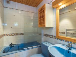 a bathroom with a tub and a toilet and a sink at Duplex spacieux à Courchevel 1850 - 8 pers, pieds des pistes, cheminée, garage, Wifi inclus - FR-1-631-56 in Courchevel +8 photos
