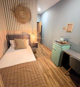 a small room with a bed and a desk at Hostal Luxury Green Madrid Gran Vía in Madrid