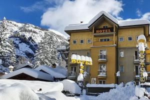 Nespecifikovaný výhled na hory nebo výhled na hory při pohledu z hotelu