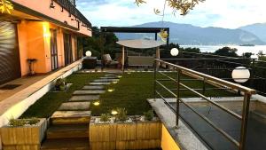 a house with a garden with a table and an umbrella at ferienwohnungkarlena in Cerro Lago Maggiore