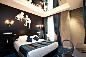 パリにあるMaison Albar- Le Champs-Elyséesの黒い壁のベッドが備わるホテルルームです。