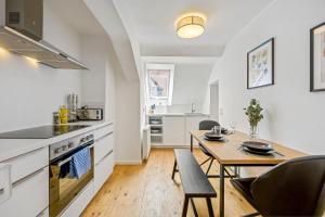 a kitchen and dining room with a table and chairs at Sali Homes - Schwäbisch Hall - Altstadt GG 95 in Schwäbisch Hall