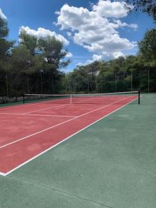 a tennis net on a tennis court at Chalet Felicita con giardino Immerso nel bosco in Castellaneta Marina 